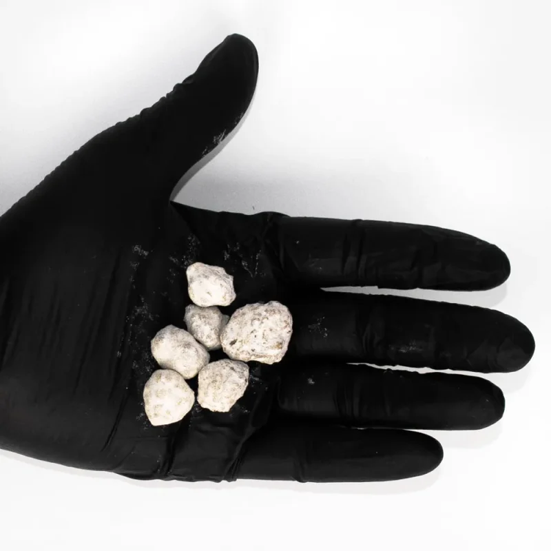 cbd-icerocks-mehrere-auf-hand-mit-schwarzem-handschuh
